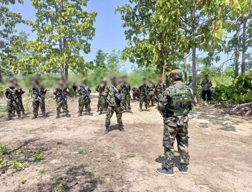 (NUG မှ ခရိုင်တပ်ရင်းများအတွက် လက်နက်များတပ်ဆင်ပေးအပ်နေစဥ်။ဓါတ်ပုံ-NUG)