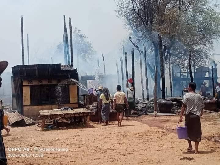 (နဘဲပင်လှရွာရှိ ဘုန်းကြီးကျောင်းနှင့်စာသင် ဆောင်များအား မီးရှို့ဖျက်ဆီးသွားစဥ်။ ဓာတ်ပုံ-ဝက်လက်မြို့နယ်လူထုသပိတ်တိုက်ပွဲကော်မတီ)