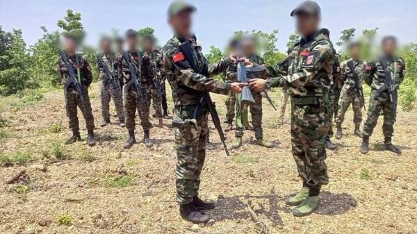 (NUG မှ ခရိုင်တပ်ရင်းများအတွက် လက်နက်များ​တပ်ဆင်ပေးအပ်​နေစဥ်။ဓါတ်ပုံ-NUG)
