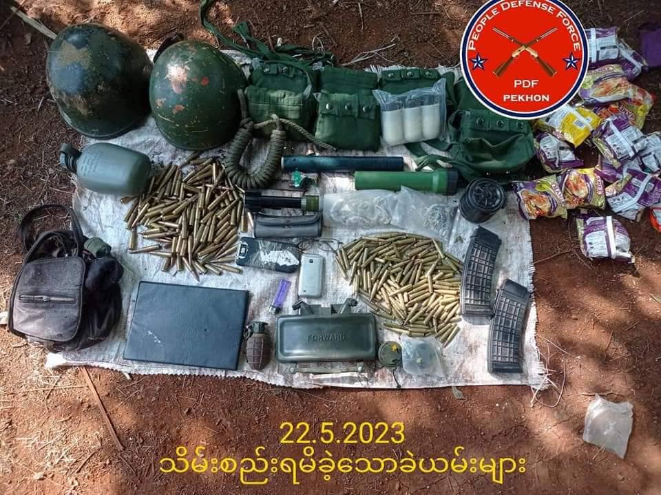 (ဖယ်ခုံမြို့နယ်တိုက်ပွဲများမှ မေ လ ၂၂ ရက်နှင့် ၃၁ ရက်က စစ်ကောင်စီတပ်ထံမှသိမ်းဆည်းရရှိခဲ့သော လက်နက်ခဲယမ်းများ။ ဓါတ်ပုံ-ဖယ်ခုံPDF)