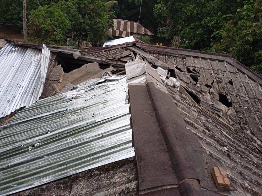(တိုက်ပွဲအတွင်း တွေ့ရသော ရဲဘော်များနှင့် ထိခိုကိပျက်စီးမှုများအား တွေ့ရစဉ်။ ဓာတ်ပုံ - NUG-MOD)