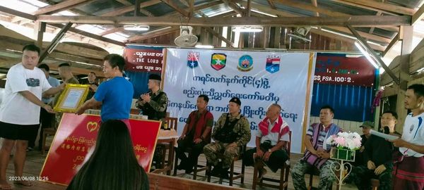 (ကရင့်လက်နက်ကိုင် လေးဖွဲ့စည်းလုံးညီညွတ်ရေးကော်မတီက လေးကေ့ကော်ဒေသအနီးတဝိုက်ရှိ စစ်ရှောင်ပြည်သူများအားစားနပ်ရိက္ခာများ ထောက်ပံ့ပေးအပ်နေစဥ်။ ဓာတ်ပုံ - ပေးပို့)