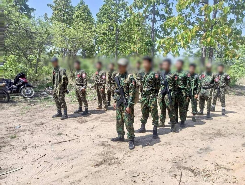 (NUG မှ ခရိုင်တပ်ရင်းများအတွက် လက်နက်များတပ်ဆင်ပေးအပ်နေစဥ်။ဓါတ်ပုံ-NUG)