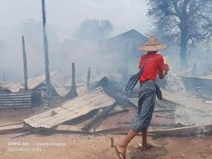 (နဘဲပင်လှရွာရှိ ဘုန်းကြီးကျောင်းနှင့်စာသင် ဆောင်များအား မီးရှို့ဖျက်ဆီးသွားစဥ်။ ဓာတ်ပုံ-ဝက်လက်မြို့နယ်လူထုသပိတ်တိုက်ပွဲကော်မတီ)