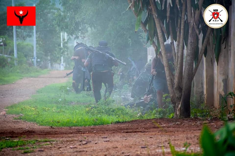 (စစ်တပ်ထံမှ သိမ်းဆည်းရရှိခဲ့သောလက်နက်နှင့် ဒဏ်ရာရကရက်နီတပ်ဖွဲ့ဝင်ကို အခြားရဲဘော်များကသယ်ဆောင်လာစဥ်။ဓါတ်ပုံ-MBPDF)