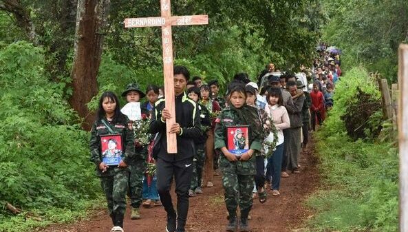 (ခေါင်းအိကျေးရွာ တိုက်ပွဲ၌ ကျဆုံးခဲ့သည့် ရဲဘော်နှစ်ဦး၏ စျာပနအခမ်အနား ယမန်နေ့က ပြုလုပ်နေစဉ်။ ဓာတ်ပုံ - MBPDF -B02)
