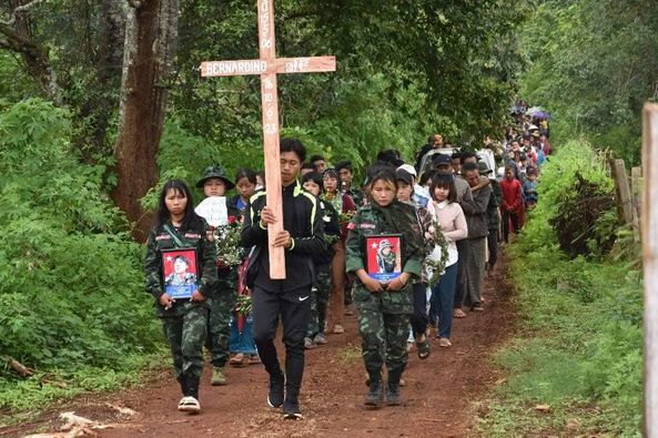 (ခေါင်းအိကျေးရွာ တိုက်ပွဲ၌ ကျဆုံးခဲ့သည့် ရဲဘော်နှစ်ဦး၏ စျာပနအခမ်အနား ယမန်နေ့က ပြုလုပ်နေစဉ်။ ဓာတ်ပုံ - MBPDF -B02)
