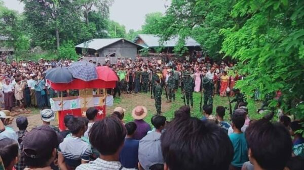 (ကျဆုံးရဲဘော်၏ နာရေးအခမ်းအနားအား တွေ့ရစဥ်။ဓာတ်ပုံ-CJ)