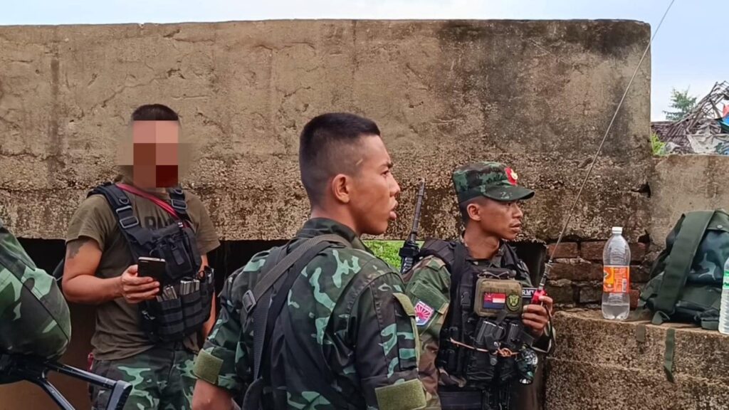 (တိုက်ပွဲအတွင်း တွေ့ရသော ရဲဘော်များနှင့် ထိခိုကိပျက်စီးမှုများအား တွေ့ရစဉ်။ ဓာတ်ပုံ - NUG-MOD)