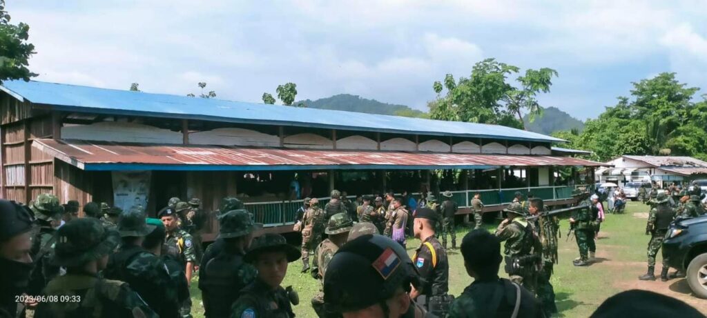 (ကရင့်လက်နက်ကိုင် လေးဖွဲ့စည်းလုံးညီညွတ်ရေးကော်မတီက လေးကေ့ကော်ဒေသအနီးတဝိုက်ရှိ စစ်ရှောင်ပြည်သူများအားစားနပ်ရိက္ခာများ ထောက်ပံ့ပေးအပ်နေစဥ်။ ဓာတ်ပုံ - ပေးပို့)
