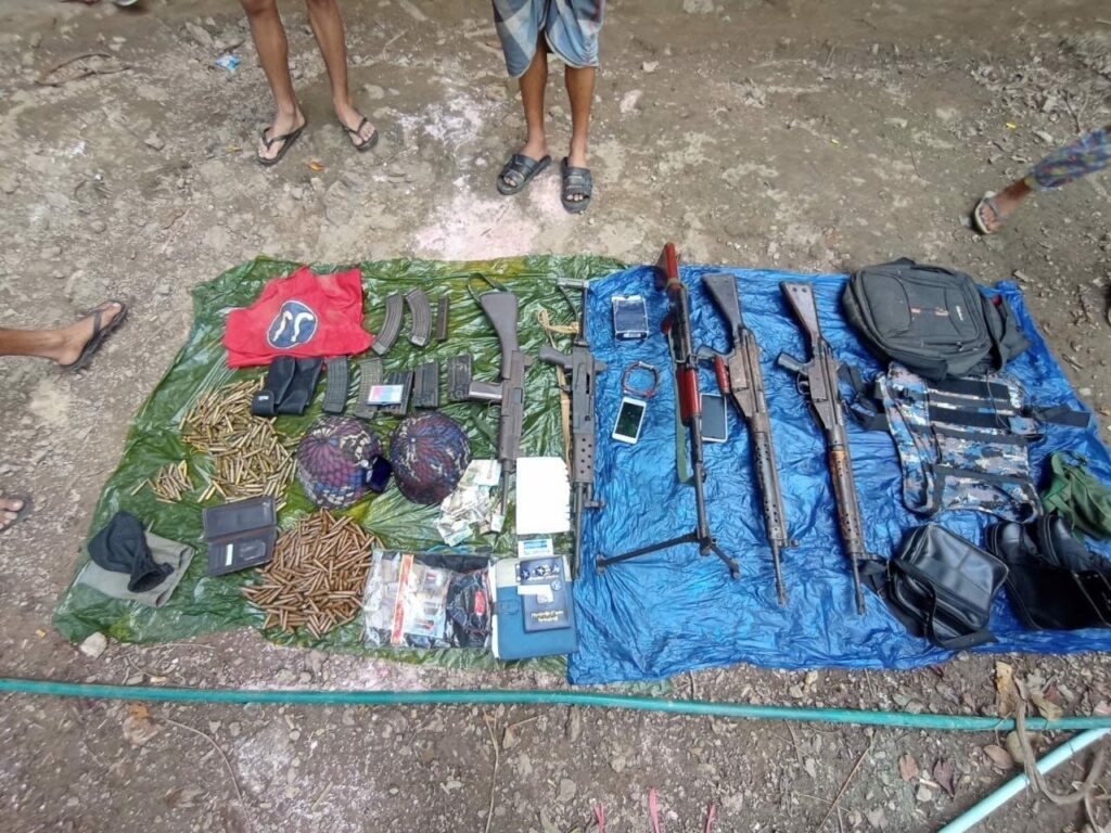 (ဒုံသမိတံတားဂိတ်တိုက်ခိုက်ခံရမှုအတွင်း သိမ်းဆည်းရမိသော လက်နက်ခဲယမ်းများ၊ ဒုံသသတိုက်ပွဲပြီးနောက်မြင်ကွင်းနှင့် တံတားတည်နေရာGoogle Maoမြေပုံ ။ဓာတ်ပုံ - KNLA၊CJ)