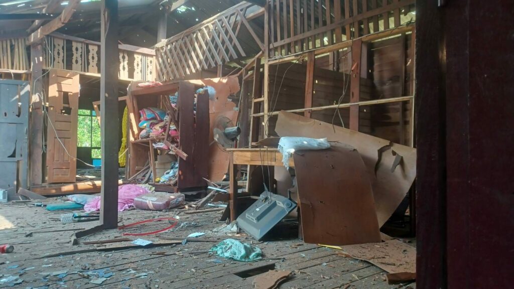 (စစ်ကောင်စီလက်နက်ကြီးထိမှန်ပျက်စီးခဲ့သော လူနေအိမ်နှင့် ကျောင်းအဆောက်အအုံ။ဓါတ်ပုံ-KNU)