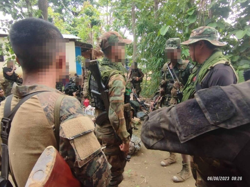 (စစ်​ကောင်စီတပ်ထံမှ သိမ်းဆည်းရရှိ​​သောလက်နက်ခဲယမ်းများ ၊ PDFအမှတ်(၂)စစ်ဒေသမှ တပ်ဖွဲ့ဝင်များနှင့် ကျိုးသွား​​သော နတ်သံကွင်းစစ်​တောင်းတံတား။ ဓါတ်ပုံ-PDFအမှတ် ၂ စစ်​ဒေသ)