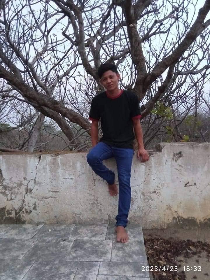 ကျဆုံးခဲ့သော စစ်ကိုင်းခရိုင်တပ်ရင်း(၃)၏ဒုတပ်စိတ်မှူး ရဲဘော်နိုင်းနိုင်းနှင့် ရဲဘော်သာဒင် တို့အား တွေ့ရစဥ်။ ဓာတ်ပုံ- စစ်ကိုင်းခရိုင်တပ်ရင်း(၃)