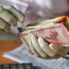 (အိန္ဒိယရူပီ​ငွေကို ​ရေတွက်​နေသူတစ်ဦး။ဓါတ်ပုံ-File Photo)