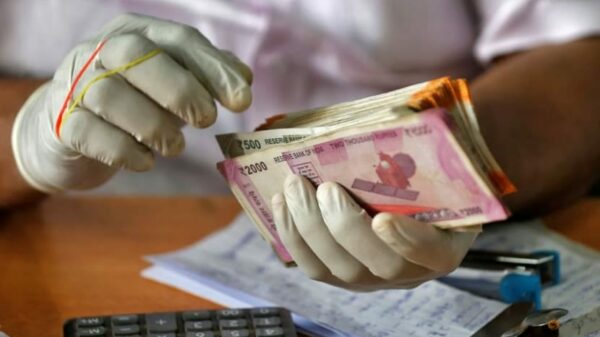 (အိန္ဒိယရူပီ​ငွေကို ​ရေတွက်​နေသူတစ်ဦး။ဓါတ်ပုံ-File Photo)
