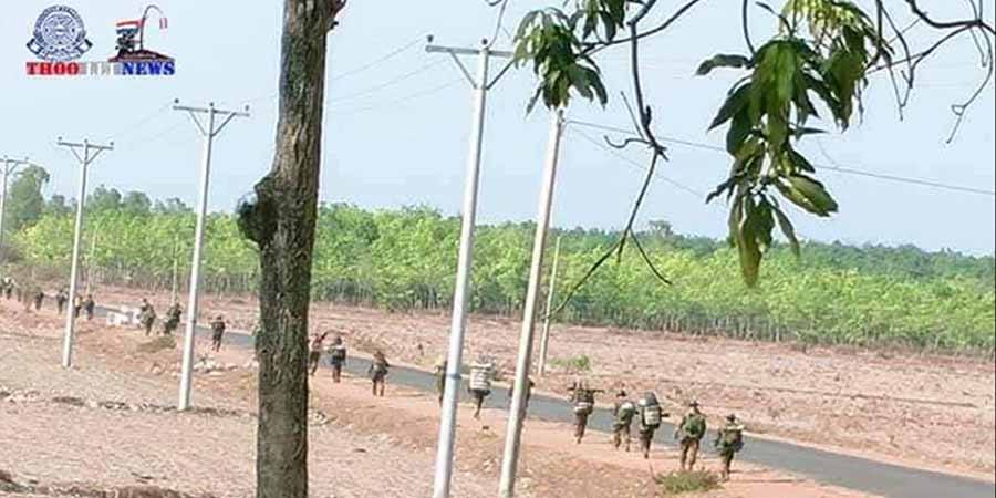 (ကျိုက်ထိုမြို့နယ်အတွင်း စစ်ကြောင်းထိုးလာသော စစ်ကောင်စိတပ်သားများအား ၂၀၂၂က တွေ့ရစဥ်။ ဓာတ်ပုံ - Thoo Lei News)