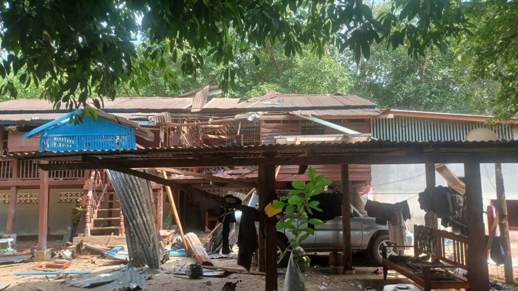 (စစ်ကောင်စီလက်နက်ကြီးထိမှန်ပျက်စီးခဲ့သော လူနေအိမ်နှင့် ကျောင်းအဆောက်အအုံ။ဓါတ်ပုံ-KNU)