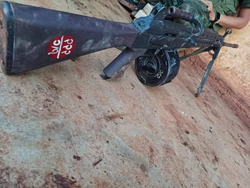 (စစ်တပ်ထံမှ သိမ်းဆည်းရရှိခဲ့သောလက်နက်နှင့် ဒဏ်ရာရကရက်နီတပ်ဖွဲ့ဝင်ကို အခြားရဲဘော်များကသယ်ဆောင်လာစဥ်။ဓါတ်ပုံ-MBPDF)