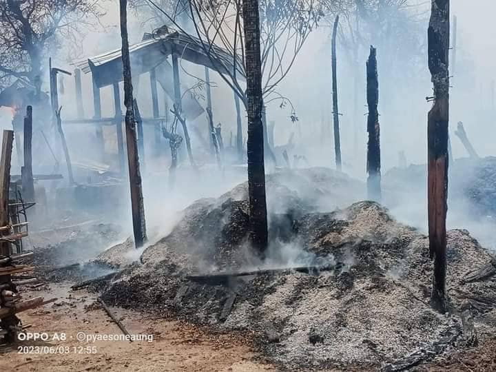 (နဘဲပင်လှရွာရှိ ဘုန်းကြီးကျောင်းနှင့်စာသင် ဆောင်များအား မီးရှို့ဖျက်ဆီးသွားစဥ်။ ဓာတ်ပုံ-ဝက်လက်မြို့နယ်လူထုသပိတ်တိုက်ပွဲကော်မတီ)