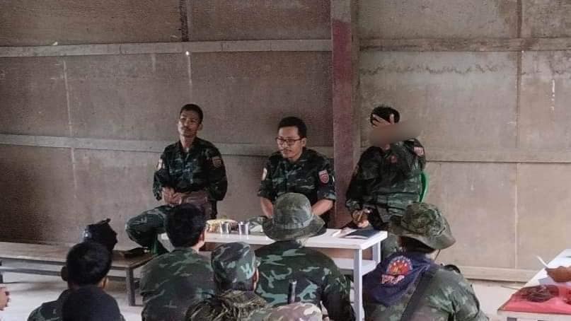 (တနင်္သာရီတိုင်းစစ်ဒေသခွဲစစ်ရေးတာဝန်ခံက တနင်္သာရီတိုင်းရှိ PDFများနှင့်တွေ့ဆုံဆွေးနွေးနေစဥ်။ ဓါတ်ပုံ-တနင်္သာရီတိုင်းစစ်ဒေသခွဲ)