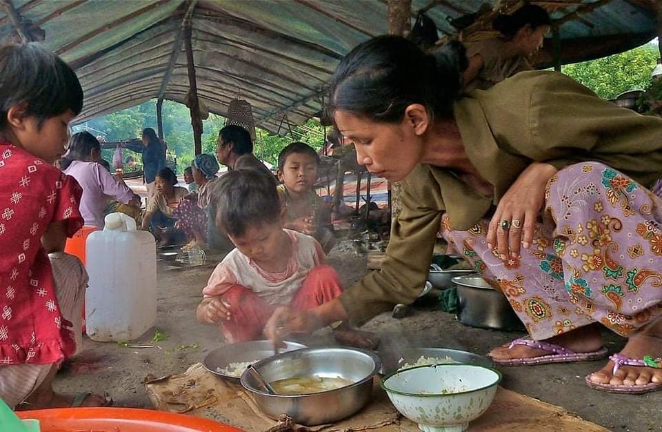 (ကချင်စစ်ဘေးရှောင် ပြည်သူတွေနဲ့ KIO/KIA သတင်းနဲ့ ပြန်ကြားရေးဌာန တာဝန်ခံ ဗိုလ်မှူးကြီးနော်ဘူ။ ဓါတ်ပုံ-Kachin Alliance ၊ KIO)