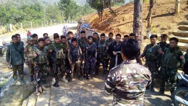 (ဟားခါး၊ထန်တလန်နှင့် အနီးဝန်းကျင်ရှိမြို့နယ်များပြ​Google Map ​မြေပုံနှင့် ချင်းပူး​ပေါင်းတပ်ဖွဲ့ဝင်များ​ရှေ့တန်းမထွက်ခင်ဆု​တောင်း​နေပုံ/စစ်တပ်က​လေ​ကြောင်းမှတိုက်ခိုက်​နေပုံ/စစ်တပ်ထံမှ လက်နက်ခဲယမ်းများချင်းပူး​ပေါင်းတပ်ကသိမ်းဆည်းရရှိမှု။ဓါတ်ပုံ-The Chin Journal)