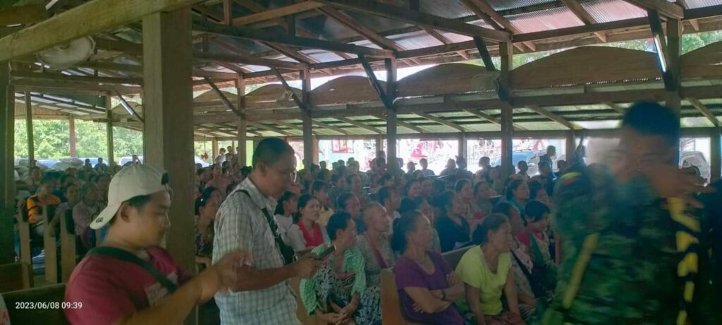 (ကရင့်လက်နက်ကိုင် လေးဖွဲ့စည်းလုံးညီညွတ်ရေးကော်မတီက လေးကေ့ကော်ဒေသအနီးတဝိုက်ရှိ စစ်ရှောင်ပြည်သူများအားစားနပ်ရိက္ခာများ ထောက်ပံ့ပေးအပ်နေစဥ်။ ဓာတ်ပုံ - ပေးပို့)