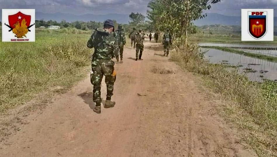 (တောင်ငူခရိုင် PDF တပ်ရင်း ၃၅၀၁ မှ တော်လှန်ရေးရဲဘော်များအား တွေ့ရစဥ်။ ဓာတ်ပုံ - ပဲခူး PDF)