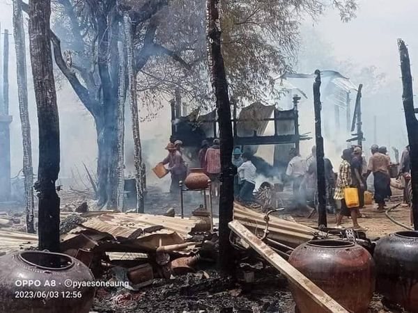 (နဘဲပင်လှရွာရှိ ဘုန်းကြီးကျောင်းနှင့်စာသင် ဆောင်များအား မီးရှို့ဖျက်ဆီးသွားစဥ်။ ဓာတ်ပုံ-ဝက်လက်မြို့နယ်လူထုသပိတ်‌တိုက်ပွဲကော်မတီ)