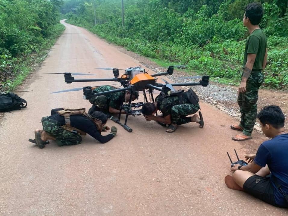 (တိုက်ပွဲအတွင်း တွေ့ရသော ရဲဘော်များနှင့် ထိခိုကိပျက်စီးမှုများအား တွေ့ရစဉ်။ ဓာတ်ပုံ - NUG-MOD)