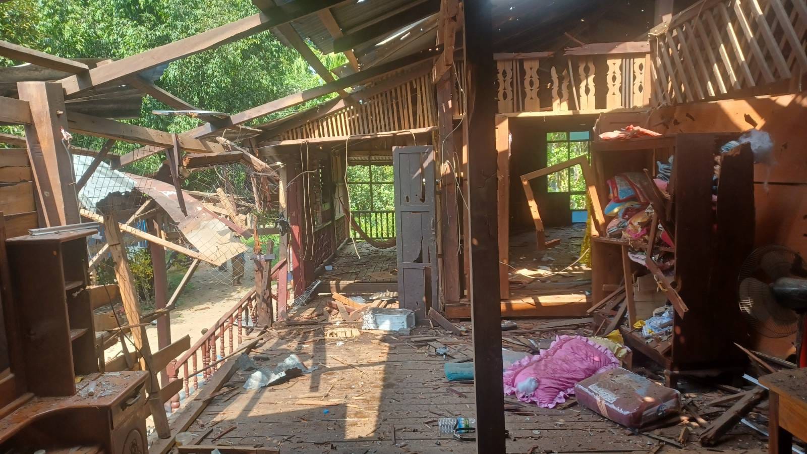 (စစ်​ကောင်စီလက်နက်ကြီးထိမှန်ပျက်စီးခဲ့​သော လူ​နေအိမ်နှင့် ​ကျောင်းအ​ဆောက်အအုံ။ဓါတ်ပုံ-KNU)