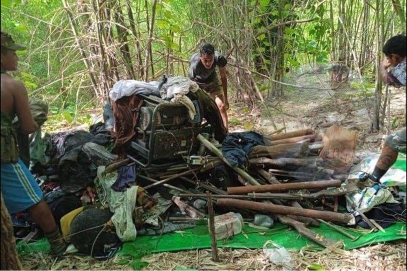 (မြန်အောင်မြို့နယ်ပြည်သူ့ကာကွယ်ရေးတပ်ဖွဲ့ စခန်းအား စစ်ကောင်စီတပ်သားများ ဖျက်ဆီးနေစဉ်။ ဓာတ်ပုံ - စကစ)