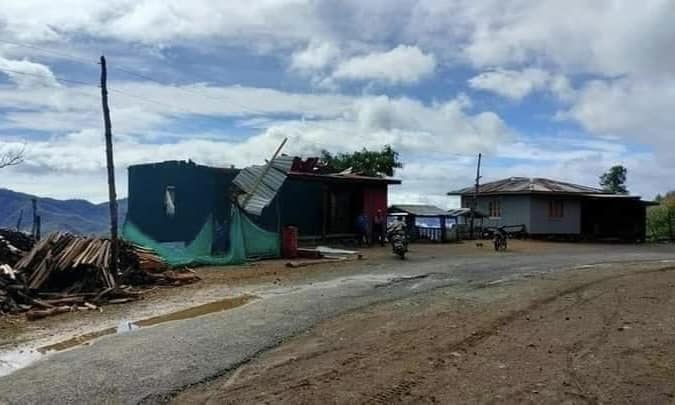 (ချင်းပြည်နယ် မတူပီမြို့တွင် မိုခါမုန်တိုင်းကြောင့် ထိခိုက်ပျက်စီးသွား လူနေအိမ်များအား တွေ့ရစဉ်။ ဓာတ်ပုံ - CJ)