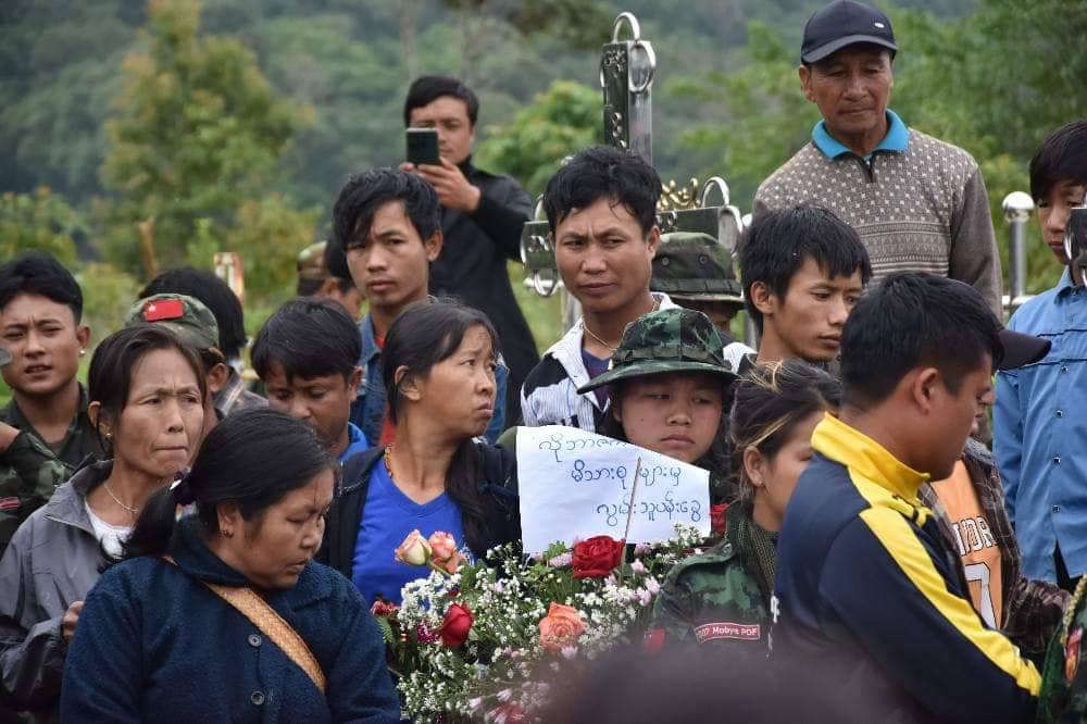 (ခေါင်းအိကျေးရွာ တိုက်ပွဲ၌ ကျဆုံးခဲ့သည့် ရဲဘော်နှစ်ဦး၏ စျာပနအခမ်အနား ယမန်နေ့က ပြုလုပ်နေစဉ်။ ဓာတ်ပုံ - MBPDF -B02)