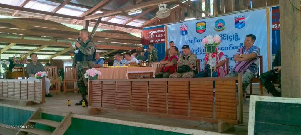 (ကရင့်လက်နက်ကိုင် လေးဖွဲ့စည်းလုံးညီညွတ်ရေးကော်မတီက လေးကေ့ကော်ဒေသအနီးတဝိုက်ရှိ စစ်ရှောင်ပြည်သူများအားစားနပ်ရိက္ခာများ ထောက်ပံ့ပေးအပ်နေစဥ်။ ဓာတ်ပုံ - ပေးပို့)