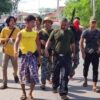 (Zero ပြောက်ကျားတပ်ဖွဲ့ခေါင်းဆောင်ကိုသက်ကြီးနှင့်ရဲဘော်များ ဆားတောင်မြို့တွင်း လှည့်လည်ခဲ့စဥ်။ ဓာတ်ပုံ-Zero)