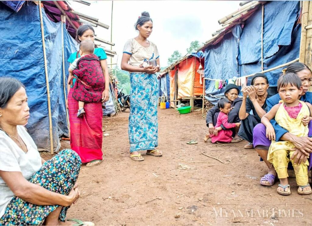 (ကချင်စစ်ဘေးရှောင် ပြည်သူတွေနဲ့ KIO/KIA သတင်းနဲ့ ပြန်ကြားရေးဌာန တာဝန်ခံ ဗိုလ်မှူးကြီးနော်ဘူ။ ဓါတ်ပုံ-Kachin Alliance ၊ KIO)