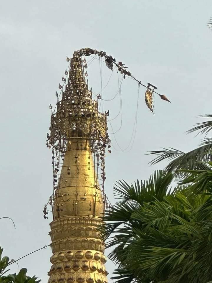 (ငလျင်ကြောင့်အုတ်တံတိုင်းပြိုကျနေသည်နှင့်ရွှေဘုန်းမြင့်ဘုရာ ထီးတော် တိမ်းစောင်သွားသည်ကိုတွေ့ရစဥ်။ ဓါတ်ပုံ-NLA ၊ CJ)