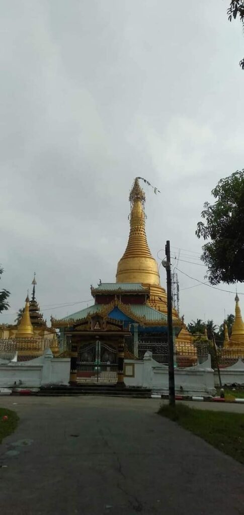 (ငလျင်ကြောင့်အုတ်တံတိုင်းပြိုကျနေသည်နှင့်ရွှေဘုန်းမြင့်ဘုရာ ထီးတော် တိမ်းစောင်သွားသည်ကိုတွေ့ရစဥ်။ ဓါတ်ပုံ-NLA ၊ CJ)