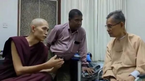 (သဘာဝတရားရိပ်သာဆရာ​တော်က ဦးတင်ဦးအိမ်သို့သွား​ရောက်၍​ပြောကြား​နေစဥ်။ဓါတ်ပုံ-ဦးဥတ္တမသာရFB)