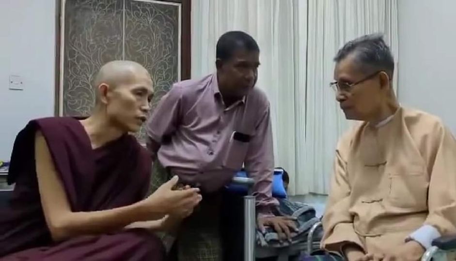 (သဘာဝတရားရိပ်သာဆရာ​တော်က ဦးတင်ဦးအိမ်သို့သွား​ရောက်၍​ပြောကြား​နေစဥ်။ဓါတ်ပုံ-ဦးဥတ္တမသာရFB)