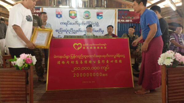 (ကရင့်လက်နက်ကိုင် လေးဖွဲ့စည်းလုံးညီညွတ်ရေးကော်မတီက လေးကေ့ကော်ဒေသအနီးတဝိုက်ရှိ စစ်ရှောင်ပြည်သူများအားစားနပ်ရိက္ခာများ ထောက်ပံ့ပေးအပ်နေစဥ်။ ဓာတ်ပုံ - ပေးပို့)