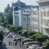 (၂၀၂၁ ဒီဇင်ဘာ ၂၉ရက်က ပေါက်ကွဲမှုဖြစ်ပွားဖြစ်စဥ်၌ ပန်းဆိုးတန်းလမ်း အခွန်ဦးစီးမှူးရုံးရှေ့တွင် တွေ့ရသော စစ်ကောင်စီတပ်သားများ။ ဓာတ်ပုံ - CJ)