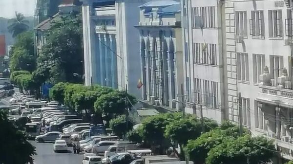 (၂၀၂၁ ဒီဇင်ဘာ ၂၉ရက်က ပေါက်ကွဲမှုဖြစ်ပွားဖြစ်စဥ်၌ ပန်းဆိုးတန်းလမ်း အခွန်ဦးစီးမှူးရုံးရှေ့တွင် တွေ့ရသော စစ်ကောင်စီတပ်သားများ။ ဓာတ်ပုံ - CJ)