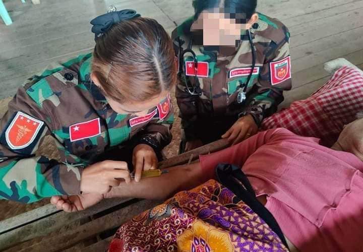 (PDF ထိန်းချုပ်နယ်မြေရှိ NUG အစိုးရ ဆေးတပ်သားများက ဆေးကုသမှုပေးနေစဥ်။ဓာတ်ပုံ - NUG)