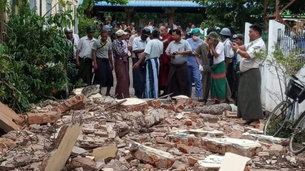 (ငလျင်​ကြောင့်အုတ်တံတိုင်းပြိုကျ​နေသည်နှင့်​ရွှေဘုန်းမြင့်ဘုရာ ထီး​​တော် တိမ်း​စောင်သွားသည်ကို​တွေ့ရစဥ်။ ဓါတ်ပုံ-NLA ၊ CJ)