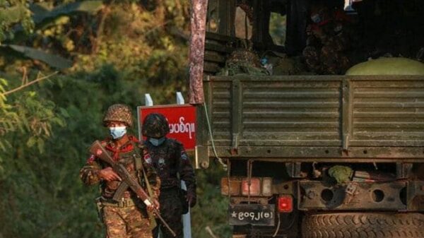 (စစ်တပ်အာဏာသိမ်းပြီးနောက် တွေ့ရသော စစ်ကောင်စီတပ်သားများအား တွေ့ရစဉ်။ ဓာတ်ပုံ - CJ)