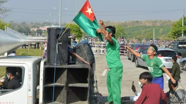 (ရွေးကောက်ပွဲမဲဆွယ်ကာလတွင်တွေ့ရသော ပြည်ခိုင်ဖြိုးပါတီဝင်များ။ ဓာတ်ပုံ - GETTY IMAGES)