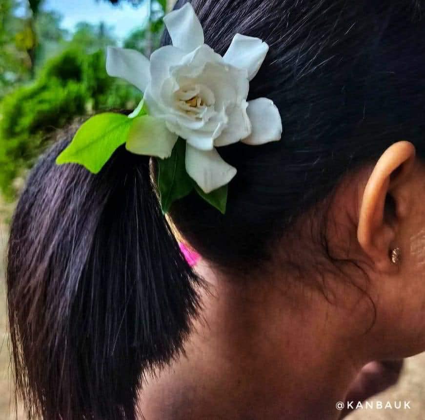 (ယနေ့ ကျရောက်သည့် ဒေါ်အောက်ဆန်းစုကြည်​၏ မွေးနေ့တွင် ပန်းသပိတ်ပြုလုပ်နေသည့် အမျိုးသမီးအား တွေ့ရစဉ်)